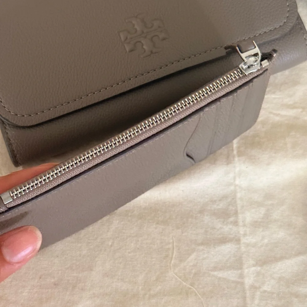 New Tory burch Thea flat wallet crossbody with zip cardholder wallet